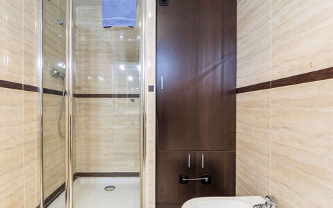 Vila del Far: Sol, Luminaire Plomberie, Salle De Bains, Sol, Design Intérieur, Plomberie, Composite, Tuile, Porte, Verre