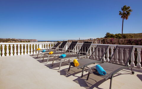 Villa Bonheur: Bâtiment, Plante, Propriété, Fenêtre, Lot Terre, Design Urbain, Paysage, Quartier, Herbe, Loisir