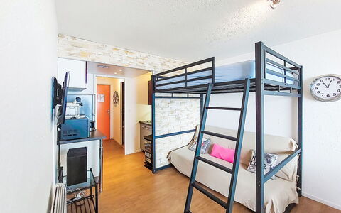 Le Corbier 310: Lit Superposé, Design Intérieur, Sol, Sol, Meubles, Chambre, Lit, Pièce, Drap De Lit, Cadre De Lit