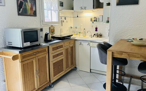 Villa Irène: Cabinetry, Meubles, Appareil De Cuisine, Cuisine, Bois, Comptoir, Principaux Appliance, Électroménager, Tiroir, Sol