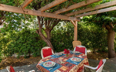 Villa Irène: Table, Plante, Meubles, Chaise, Botanique, La Nature, Tableau De Plein Air, Ombre, Mobilier De Jardin, Arbre