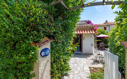 Villa Irène: Meubles, Propriété, Confort, Bleu Azur, Bois, Textile, Bâtiment, Design Intérieur, Cadre De Lit, Lit