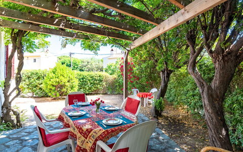 Villa Irène: Plante, Meubles, Propriété, Table, Botanique, La Nature, Chaise, Mobilier De Jardin, Ombre, Design Intérieur