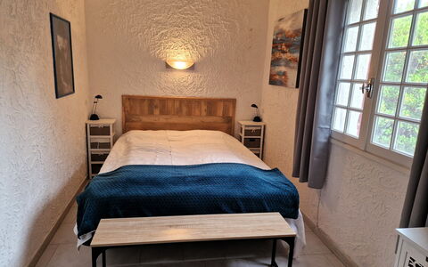 Villa Irène: Meubles, Lit, Literie, Chambre, Design Intérieur, Drap De Lit, Sol, Mur, Sol, Bois