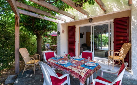 Villa Irène: Table, Meubles, Bâtiment, Plante, Propriété, Chaise, Tableau De Plein Air, Mobilier De Jardin, Design Intérieur, Ombre
