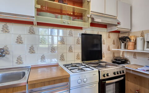 Nena: Appareil De Cuisine, Cuisine, Principaux Appliance, Cuisinière, Bois, Comptoir, Sol, Cabinetry, Design Intérieur, Le Fourneau