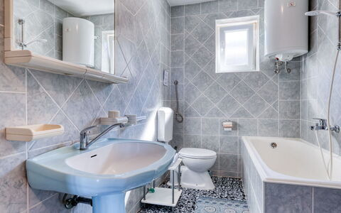 Nena: Salle De Bains, Luminaire Plomberie, Sol, Design Intérieur, Sol, Évier, Lavabo, Robinet, Baignoire, Toilette