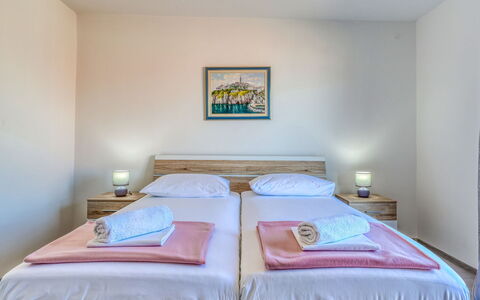 Nena: Lit, Meubles, Design Intérieur, Sol, Chambre, Sol, Bois, Drap De Lit, Pièce, Literie