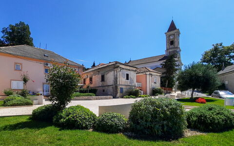 Nena: Allée, Jardin, Église, Aménagement Paysager, Pelouse, Flèche, Clocher, Biens, Chapelle