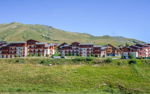 La Toussuire 200: Ciel, Montagne, Bâtiment, Plante, Paysage Naturel, Lot Terre, Maison, Herbe, Zone Résidentielle, Plaine