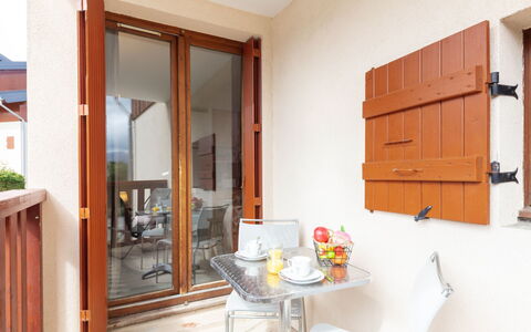La Toussuire 200: Bâtiment, Meubles, Plante, Orange, Design Intérieur, Bois, Porte, Fenêtre, Table