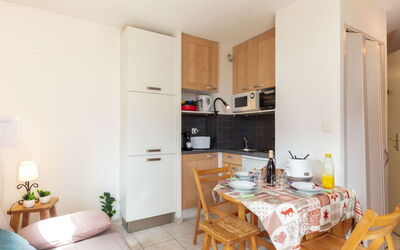 Plein Soleil 200.1: Propriété, Meubles, Cabinetry, Table, Design Intérieur, Bois, Orange, Sol, Sol, Salon
