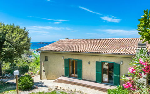 Villa Giuliana: Ciel, Nuage, Plante, Bâtiment, Fenêtre, Propriété, Maison, Arbre, Fleur, Lot Terre