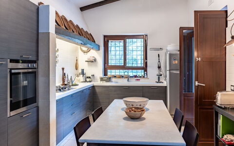 Hjort: Cabinetry, Meubles, Propriété, Comptoir, Table, Robinet, Évier, Fenêtre, Cuisine, Bois