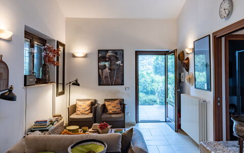 Hjort: Cadre, Propriété, Table, Porte, Bois, Bâtiment, Sol, Sol, Salon, Plante D'Appartement