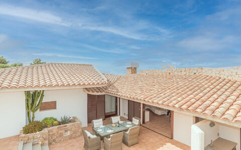 Malvasia: Bâtiment, Plante, Propriété, Fenêtre, Lot Terre, Design Urbain, Paysage, Quartier, Herbe, Loisir