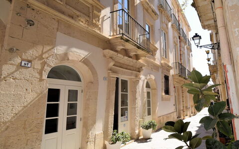 Lanterne Magiche: Bâtiment, Plante, Propriété, Fenêtre, Lot Terre, Design Urbain, Paysage, Quartier, Herbe, Loisir