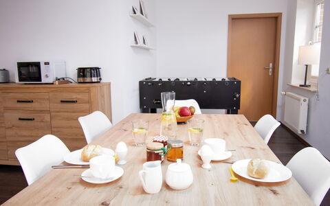 Kiek in: Table, Meubles, Vaisselle, Bois, Aliments, Sol, Sol, Cabinetry, Dur, Confort