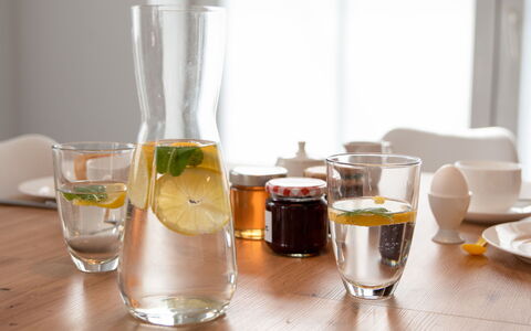 Kiek in: Vaisselle, Drinkware, L'Eau, Ingrédient, Table, Serveware, Vaisselle, Boisson Alcoolisée