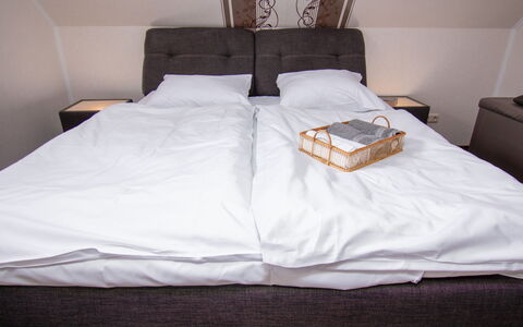 Kiek in: Meubles, Propriété, Confort, Bâtiment, Bois, Cadre De Lit, Design Intérieur, Oreiller, Sol