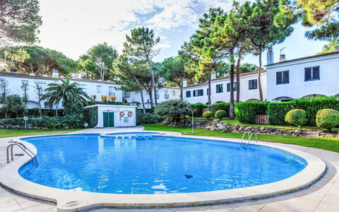 Pals 1721: Piscine, Recours, Hacienda, Aménagement Paysager, Biens, Loisir, Hôtel, Eco Hôtel, Cour, Cour