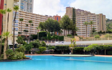 Torre San Marino (Vacance): L'Eau, Bâtiment, Plante, Nuage, Jour, Propriété, Ciel, Fenêtre, Bleu Azur, Arbre