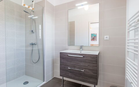 Les Fougères: Luminaire Plomberie, Propriété, Robinet, Meubles, Miroir, Tete De Douche, Armoire De Toilette, Bâtiment, Salle De Bains