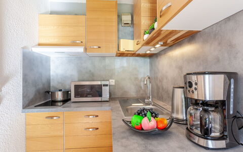 Les Bottières 110: Cabinetry, Comptoir, Propriété, Appareil De Cuisine, Cuisine, Cuisinière, Bâtiment, Électroménager, Bois, Design Intérieur