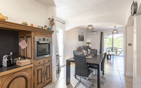 Villa Vaccaja: Meubles, Propriété, Cabinetry, Comptoir, Bois, Cuisine, Design Intérieur, Table, Sol, Sol