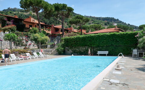 Ventimiglia 638: L'Eau, Ciel, Plante, Piscine, Bâtiment, Arbre, Nuage, Plan D'Eau, Loisir, Composite