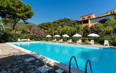 Ventimiglia 638: Ciel, Propriété, Meubles, Table, Bleu Azur, Chaise, Bâtiment, Fenêtre, Ombre, Architecture