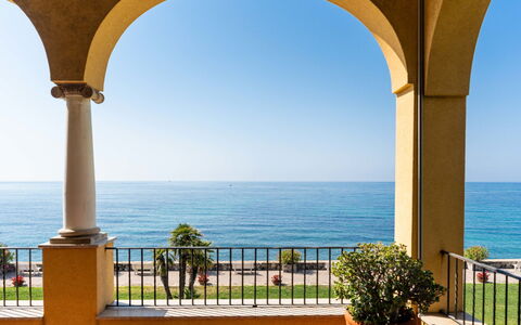 Ventimiglia 638: Ciel, Propriété, Meubles, Table, Bleu Azur, Chaise, Bâtiment, Fenêtre, Ombre, Architecture