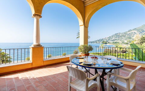 Ventimiglia 638: Ciel, Propriété, Meubles, Table, Bleu Azur, Chaise, Bâtiment, Fenêtre, Ombre, Architecture