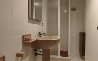 Loggia sul Mare 638.3: Miroir, Marron, Robinet, Évier, Luminaire Plomberie, Lavabo, Salle De Bains, Design Intérieur, Sol, Bois