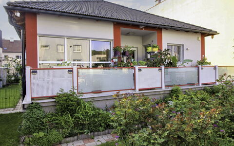 Gloggnitz: Façade, Maison, Zone Résidentielle, Domicile, Balcon, Pot De Fleur, Plante D'Appartement, Porche, Ombre, Cour