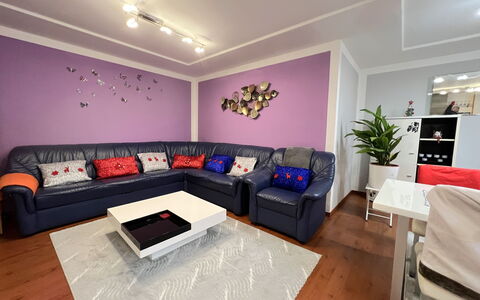 Gloggnitz: Meubles, Design Intérieur, Sol, Canapé, Sol, Pièce, Bois, Plafond, Salon, Éclairage