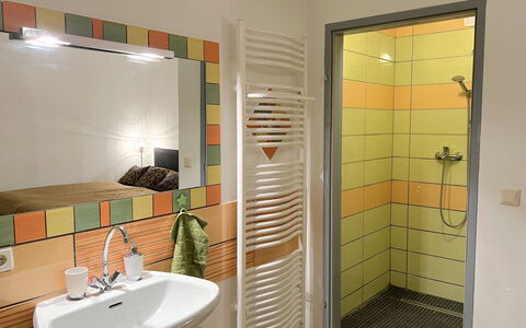 Gloggnitz: Design Intérieur, Mur, Sol, Sol, Luminaire Plomberie, Salle De Bains, Plafond, Pièce, Plomberie, Tuile