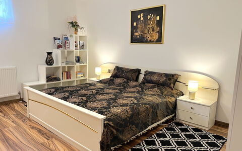 Gloggnitz: Lit, Meubles, Literie, Chambre, Drap De Lit, Design Intérieur, Bois, Linge, Pièce, Sol