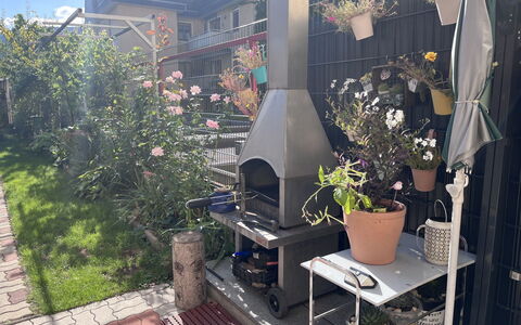 Gloggnitz: Plante, Bâtiment, Propriété, Pot De Fleur, Plante D'Appartement, Design Intérieur, Ombre, Table, Mobilier De Jardin, Immobilier