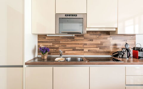 Kaprun 280: Comptoir, Cabinetry, Evier, Propriété, Évier, Appareil De Cuisine, Cuisinière, Robinet, Cuisine, Électroménager