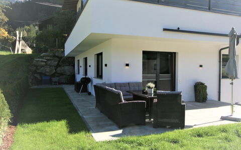 Haus Goldmann: Plante, Propriété, Bâtiment, Fenêtre, Ombre, Lot Terre, Herbe, Chalet, Arbre, Zone Résidentielle