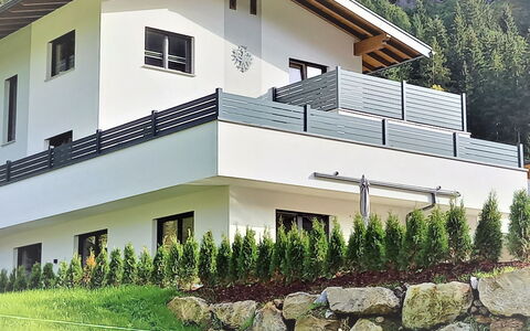 Haus Goldmann: Plante, Bâtiment, Fenêtre, Vert, Maison, Chalet, Lot Terre, Architecture, Arbre, Mur
