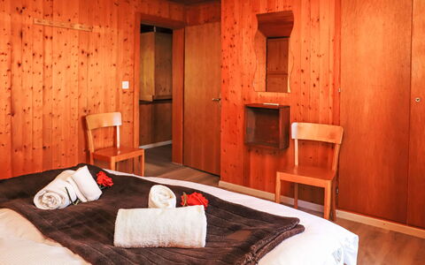 Dorine: Propriété, Meubles, Cabinetry, Confort, Bâtiment, Bois, Textile, Design Intérieur, Lampe, Lit