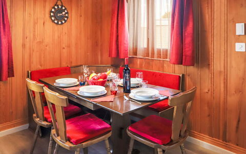 Dorine: Table, Meubles, Fenêtre, Chaise, Rideau, Vaisselle, Bâtiment, Bois, Design Intérieur, Éclairage