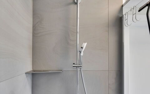 Ferienhaus Bude 92: Luminaire Plomberie, Tete De Douche, Douche, Sol, Bar De Douche, Sol, Salle De Bains, Design Intérieur, Plomberie, Panneau De Douche