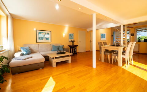 Mia: Propriété, Canapé, Meubles, Table, Bois, Plante D'Appartement, Éclairage, Confort, Sol, Salon