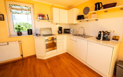 Mia: Cabinetry, Comptoir, Appareil De Cuisine, Cuisine, Cuisinière, Électroménager, Bois, Plante D'Appartement, Design Intérieur, Sol