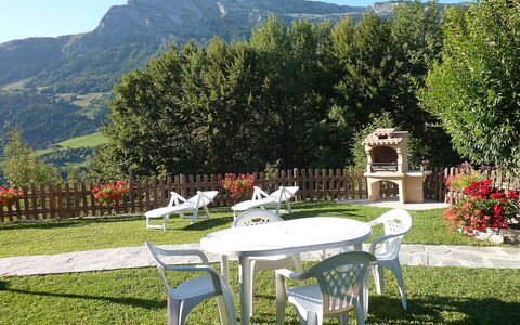Namasté: Propriété, Maison, Chalet, Table, Herbe, Immobilier, Arbre, Meubles, Station De Montagne, Vacances