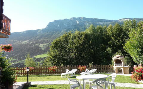 Namasté: Propriété, Montagnes Relief, Montagne, Station De Montagne, Ciel, Région Sauvage, Herbe, Chaîne De Montagnes, Immobilier, Maison
