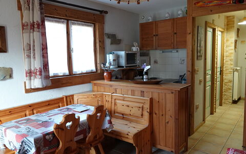 Namasté: Cabinetry, Meubles, Table, Propriété, Fenêtre, Bois, Comptoir, Cadre, Cuisine, Bâtiment